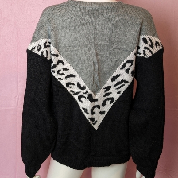 Gray and Black Leopard Chevron Stripe Crew Neck Pullover Knit Sweater Medium - Picture 3 of 5